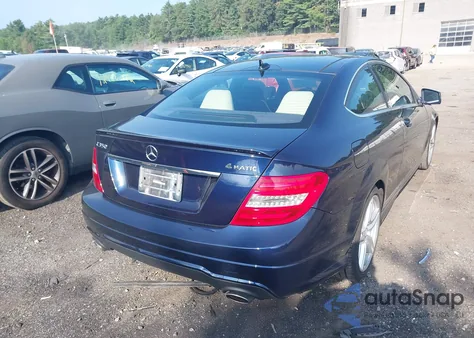 2013 Mercedes-Benz C 350 Sport 4Matic z USA, uszkodzony, nr VIN WDDGJ8JB4DG078701